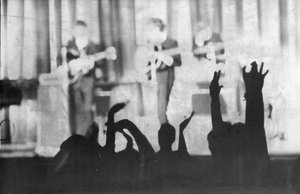 ビートルズ/ブライアン・エプスタイン (白黒写真) 作： Unknown photographer