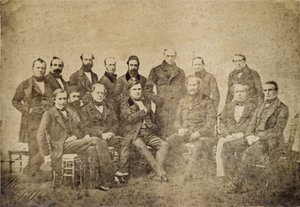 パリ会議とは、1856年にフランスのパリで開催された和平会議で、約3年間続いたクリミア戦争の和平を図るために、ヨーロッパの大国の代表が集まって行われたものです。 作： Unknown photographer
