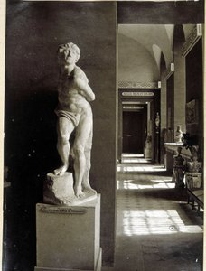 ルーヴル美術館とミケランジェロ・ブオナローティの「囚人」 このミシェル・アンジュ（MichelangeloまたはMichelangelo