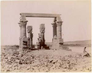 東側から見たケルタッシ（現在のニューカラブシャ）のローマ時代のキオスク（エジプト）、Edition J P Sebach撮影、1890年頃 作： Unknown photographer