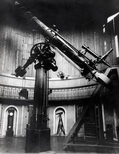 ブレラ（ミラノ）の宇宙物理学者ジョバンニ・ヴィルジニオ・スキアパレッリ（1835-1910）のシュミット式望遠鏡。火星で直線的な形状を観測し、「火星の運河（canali）」と名付けた。 作： Unknown photographer