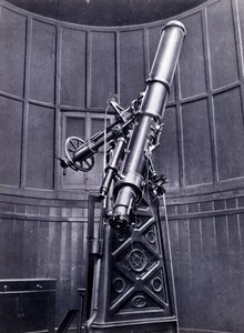 ブレラ（ミラノ）の宇宙物理学者、ジョバンニ・ヴィルジニオ・スキャパレリ（1835-1910）の望遠鏡。火星で直線的な形状を観測し、「火星の運河（canali）」と名付けた。 作： Unknown photographer