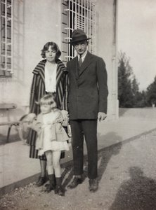 ヴィコ・デルサの邸宅でのトリリアーニ家の3人 作： Unknown photographer