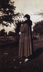 帽子とコートを着たフランス人女性のヴィンテージ写真、1920年頃（白黒写真） 作： Unknown photographer