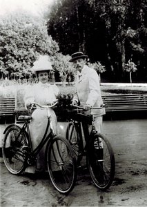 ウラジーミル・ドミトリーヴィチ・ナボコフ（1870-1922）とエレーナ・イワーノヴナ・ルカーヴィシニコヴァ（1876-1939）、匿名。写真