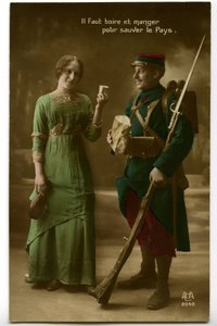 War 1914 - 1918 (14-18): 青い地平線の軍服を着たフランス兵が、若い女性から運ばれてきたパンとワインを取る様子を描いた時代物の絵葉書：国を救うために飲み食いする - 食べ物 - 。 作： Unknown photographer