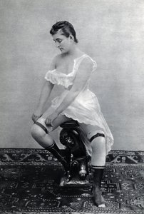 1885年頃のランジェリーを着た女性（deshabille） 匿名の写真（白黒写真 作： Unknown photographer