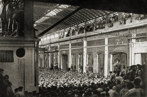 1920年のビエンニオ・ロッソ期間中、トリノの工場に集められた労働者たち（モノクロ写真）。 作： 未知の写真家