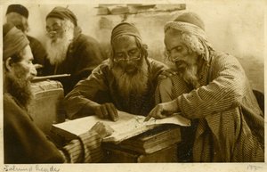 聖典を学ぶイエメン系ユダヤ人の男性たち（1900年頃、エルサレム）（モノクロ写真 作： Unknown photographer