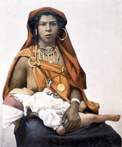 ベルベル人の若い女性が赤ちゃんに母乳を与えている様子。19世紀の写真。 作： Unknown photographer