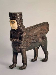 ヴァン近郊のトプラク・カレ遺跡で発見された玉座を飾る像（ブロンズ、石材 作： Urartian