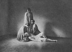ウィグマン・スクールでのグループダンス（モノクロ写真） 作： Ursula Richter