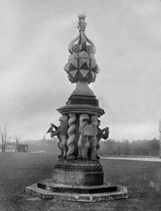 日時計、グラミス城、1924-1926年。 作： Valentine and Sons Ltd