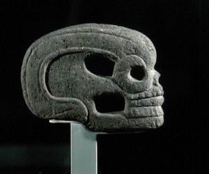 奉納された斧の頭部 古典期後期（石材） 作： Veracruz Veracruz