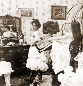 コルセットにひもで締められている女性を描いた立体カード、c.1900（セピア写真）（473243も参照） 作： Vermont, USA H.C. White Company