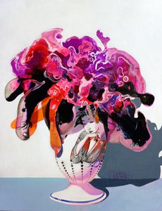 華やかな花を纏った女性