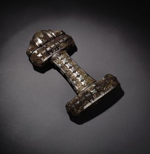 スコットランド・エイグの剣の柄（ブロンズ、シルバー、ギルト、ニエロ 作： Viking