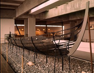 デンマークのロスキレフィヨルドで発見されたバイキング船（drakkarまたはLangskip）、1030年頃（オーク、パイン、アッシュ、ハンノキ）