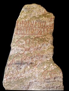犬を連れたバイキングの騎手を表すルーン文字が刻まれたステイル（石材 作： Viking Viking