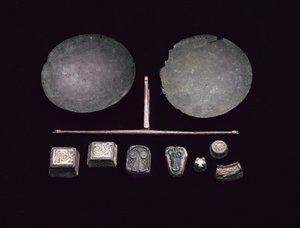 西暦875～925年、アーガイル州コロンセイのキロラン湾にあるバイキング船の埋葬品から出土した秤のための天秤台（ブロンズ 作： Viking Viking