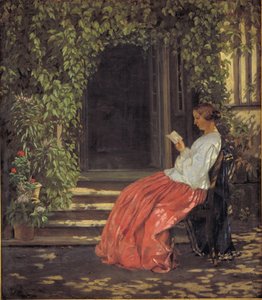庭のドアの外で読書をしている女性