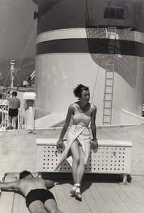 アルバム「At the Edge of Oceania 28th July to 10th August 1935」より、客船「オセアニア」でのカップル。 作： ヴィンチェンツォ・バロッキ