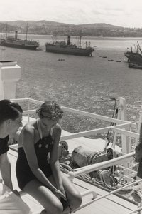 アルバム「At the Edge of Oceania 28th July to 10th August 1935」より、客船「オセアニア」でのカップル。 作： ヴィンチェンツォ・バロッキ
