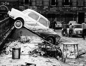 フィレンツェの洪水時、ルネ通りの欄干に投げ出された自動車（1966年11月）（モノクロ写真 作： ヴィンチェンツォ・バロッキ