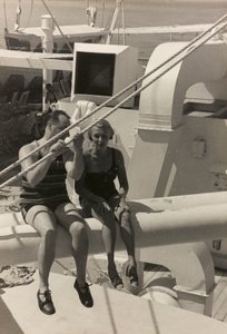 アルバム「At the Edge of Oceania 28th July to 10th August 1935」より、客船「オセアニア」船上のカップル。