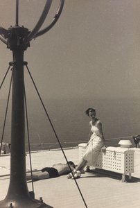 アルバム「At the Edge of Oceania 28th July to 10th August 1935」より、客船「オセアニア号」でのカップル。