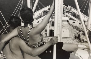アルバム「At the Edge of Oceania 28th July to 10th August 1935」より、客船「オセアニア号」でのカップル。 作： ヴィンチェンツォ・バロッキ