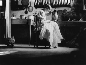 持参金のために麻布を縫う少女、1916年頃（モノクロ写真） 作： ヴィンチェンツォ・バロッキ