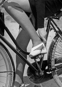 自転車に乗って、1960年頃（モノクロ写真）