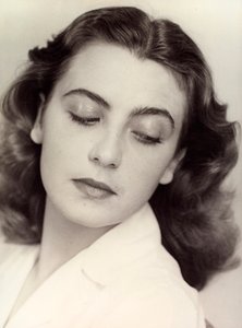 若い女性の肖像、1940年頃（モノクロ写真） 作： ヴィンチェンツォ・バロッキ
