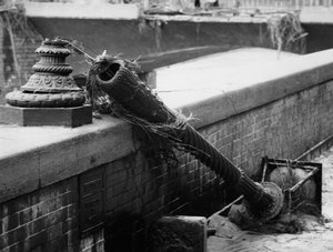 洪水で壊れた街灯（1966年11月、フィレンツェ）（モノクロ写真 作： ヴィンチェンツォ・バロッキ