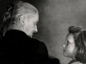 祖母の表情（モノクロ写真）
