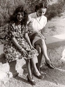 壁に座る2人の少女、イタリア、1940年頃（モノクロ写真） 作： ヴィンチェンツォ・バロッキ