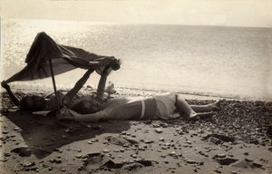 タオルの陰で海辺に横たわる2人の女性。写真家がヴィンチェンツォ・バロッキに送った絵葉書。 作： ヴィンチェンツォ・バロッキ