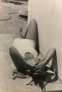 アルバム「At the Edge of Oceania 28th July to 10th August 1935」より、客船「Oceania」船上の女性。 作： ヴィンチェンツォ・バロッキ