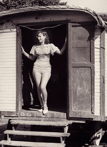 サーカスの馬車に乗った若い女性、1960年頃（モノクロ写真） 作： ヴィンチェンツォ・バロッキ