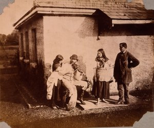 1859-61年頃、子供たちはバイオリンを弾く男の声を聞く 作： Viscountess Hawarden