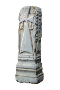 キリスト教のシンボルであるクリズム、アルファ、オメガが描かれた祭壇用石材（石材） 7世紀