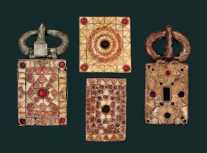金とガーネットで装飾された金属製の耳飾り（7世紀 作： Visigothic
