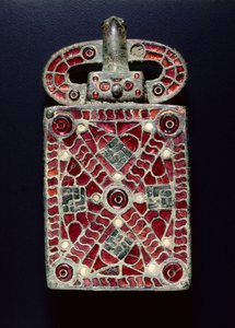 ベルトバックル、c.525-560（ガーネット付きブロンズ、ガラス、マザーオブパール、金箔、金箔の痕跡、ブロンズとガラス） 作： Visigothic Visigothic