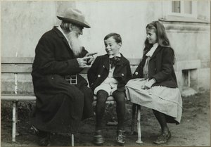レオトルストイと孫のレオとソフィア、1909 作： Vladimir Grigorievich Chertkov