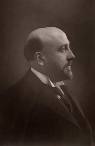 「アレクサンダー・キャンベル・マッケンジー（1847-1935） スコットランドの作曲家、指揮者。ロンドン王立音楽アカデミー校長（1887-1924）。(woodburytype)