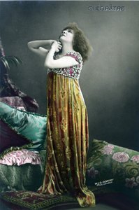 クレオパトラ」役のサラ・ベルナール（1844-1923）ことアンリエット・ロジーヌ・ベルナール（ヴィクトリアン・サルドゥ）の劇作 作： W. and D. Downey
