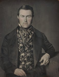 花柄のベストを着て座る男性、1840～50年代 作： W. and F. Langenheim