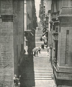 1895年、マルタのバレッタの急な通り。 作： W and S Ltd