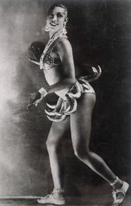 バナナのベルトを身にまとったジョセフィン・ベイカー。 Lucien Walery (1863-1935) による写真。 作： Walery
